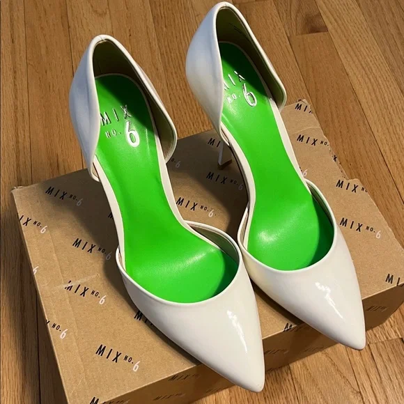 Mix no. 6 white patent pumps. Size 8.5 new in box - Picture 2 of 4